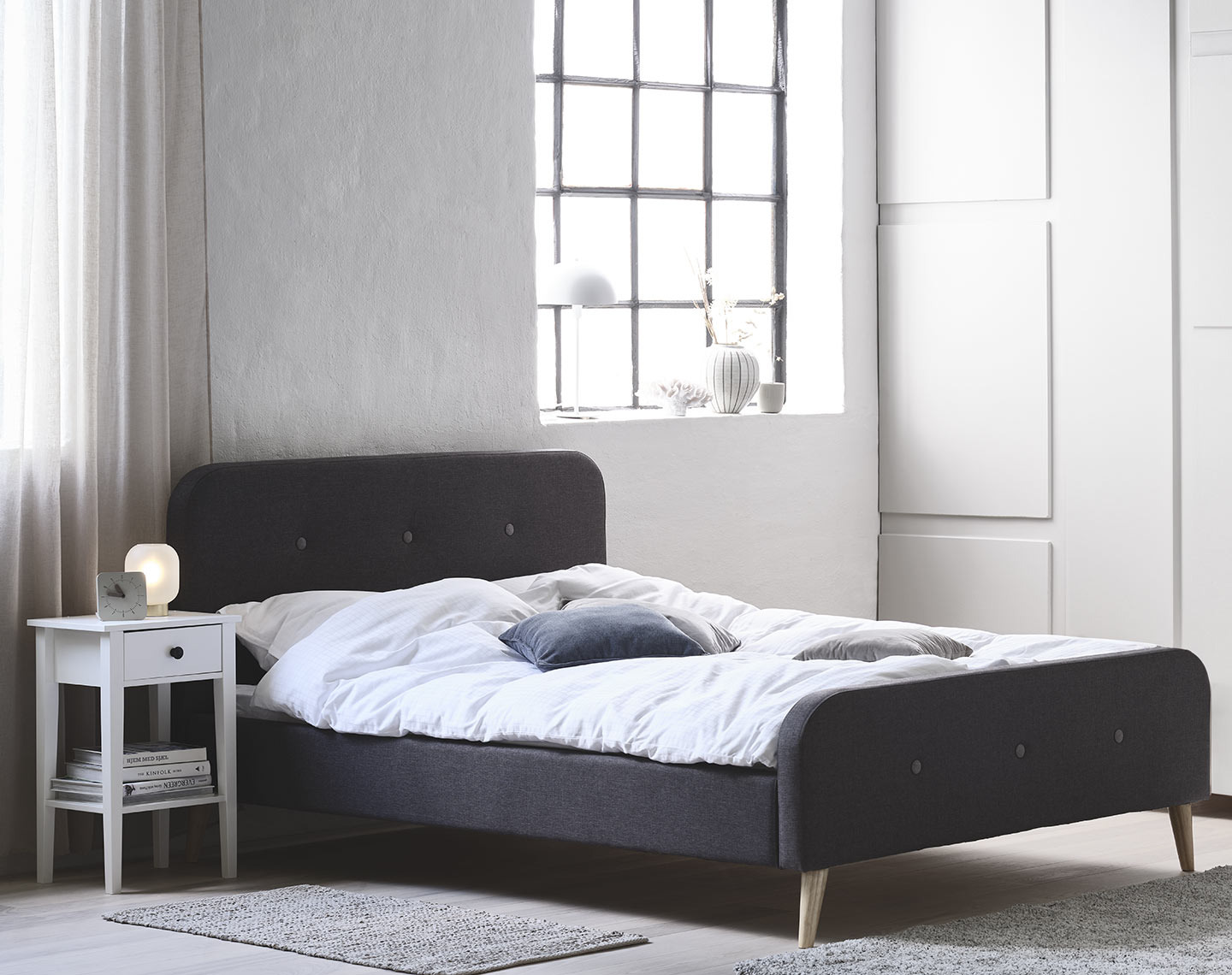 Gestoffeerd bedframe in een slaapkamer met