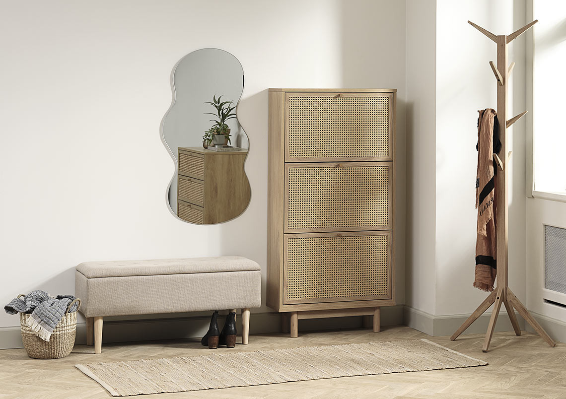 Hal met halbank en schoenenkast in lichte kleuren