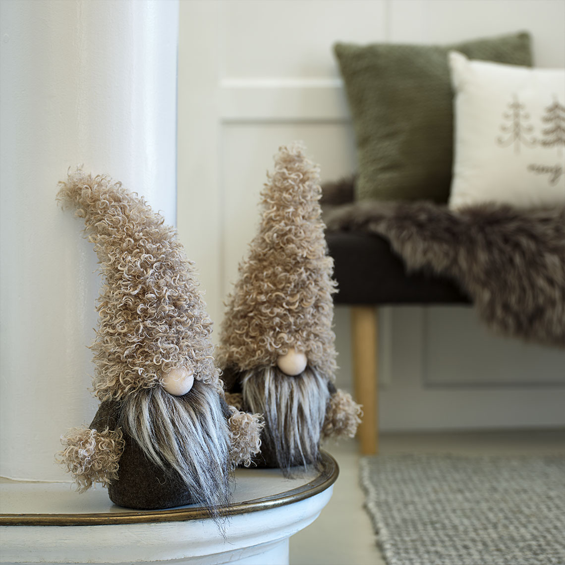 Petits lutins de Noël décoratifs dans des tons de vert et de brun sur un buffet