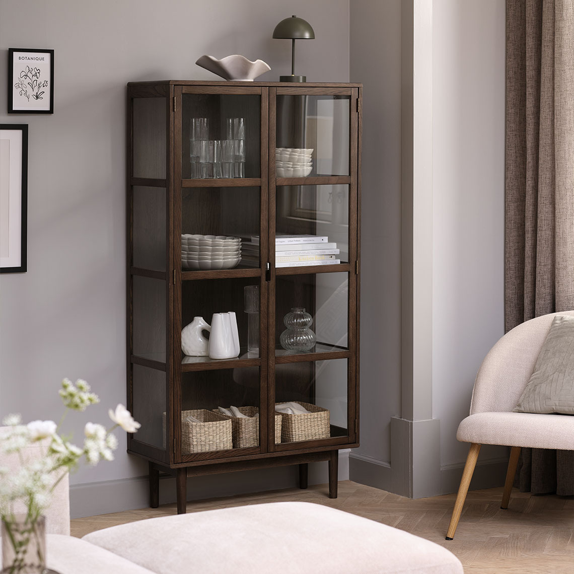 Grande vitrine VESTERBY en chêne massif et placage chêne FSC® de couleur foncé Grande vitrine en chêne massif et placage chêne FSC de couleur foncé