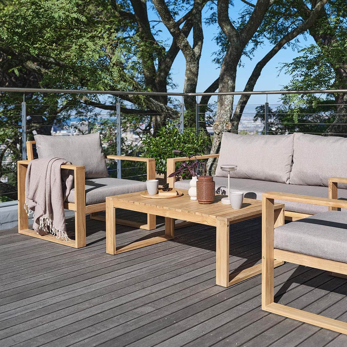 Ensemble lounge LILLEHOLM fabriqué en teck massif FSC® Grand salon de jardin sur un patio fabriqué en teck massif FSC®