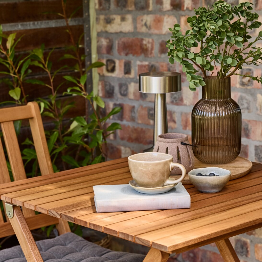 Dressage de table avec la tasse de café DETMER, vase YNGVAR et lampe de table MUSVIT