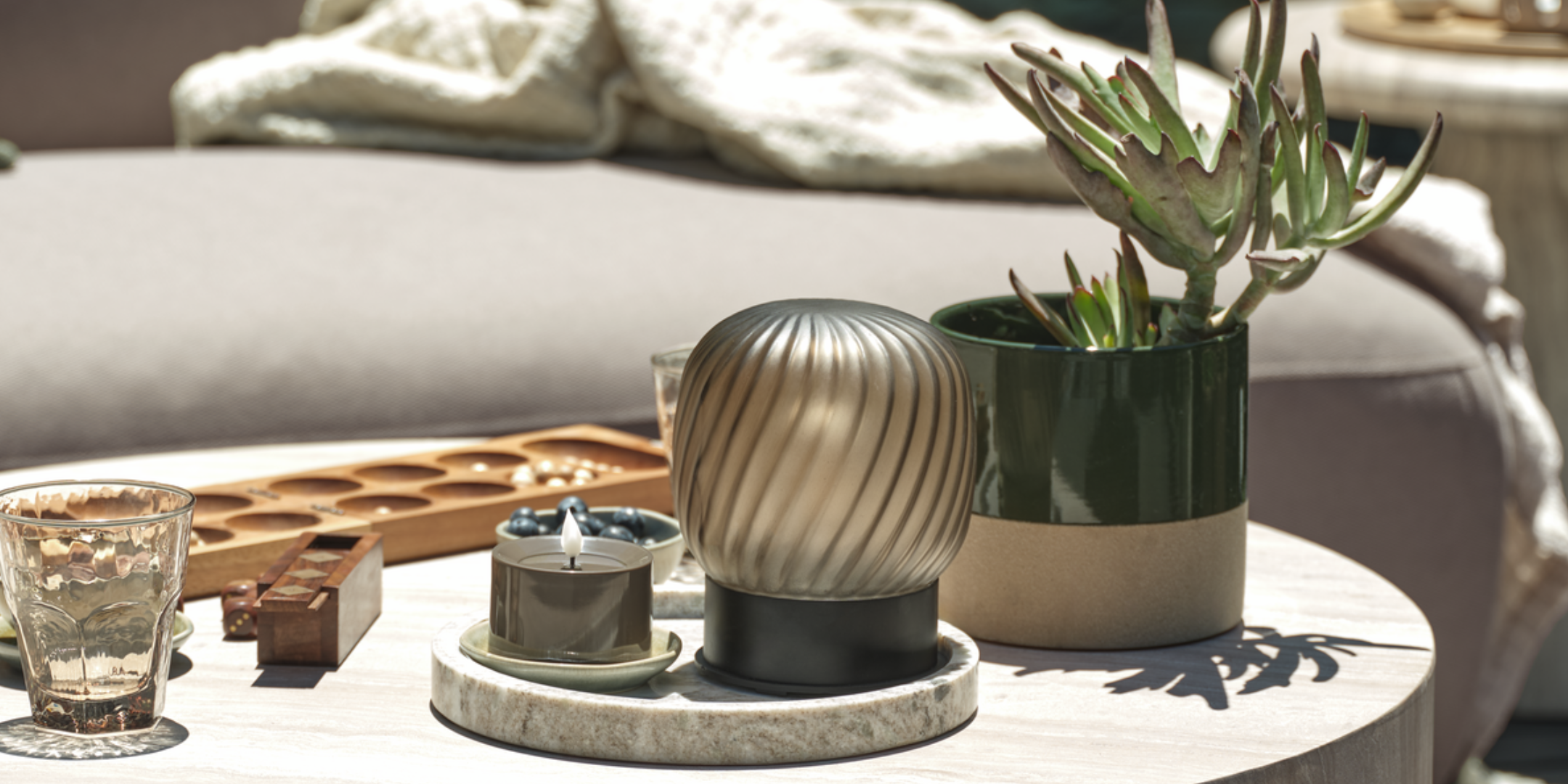 lampe à piles MEJSE, bac à fleurs KRAGE et d'autres décorations