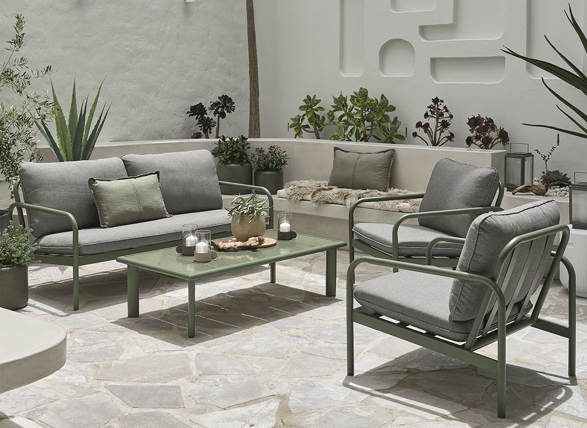 Olijfgroene tuin loungeset op een terras met kussens