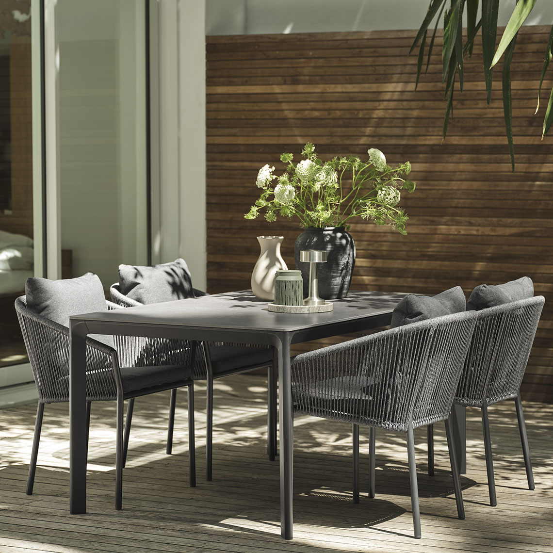 Tuintafel en tuinstoelen 