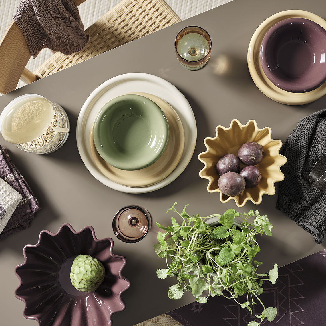 Bols et assiettes colorés sur une table à manger 