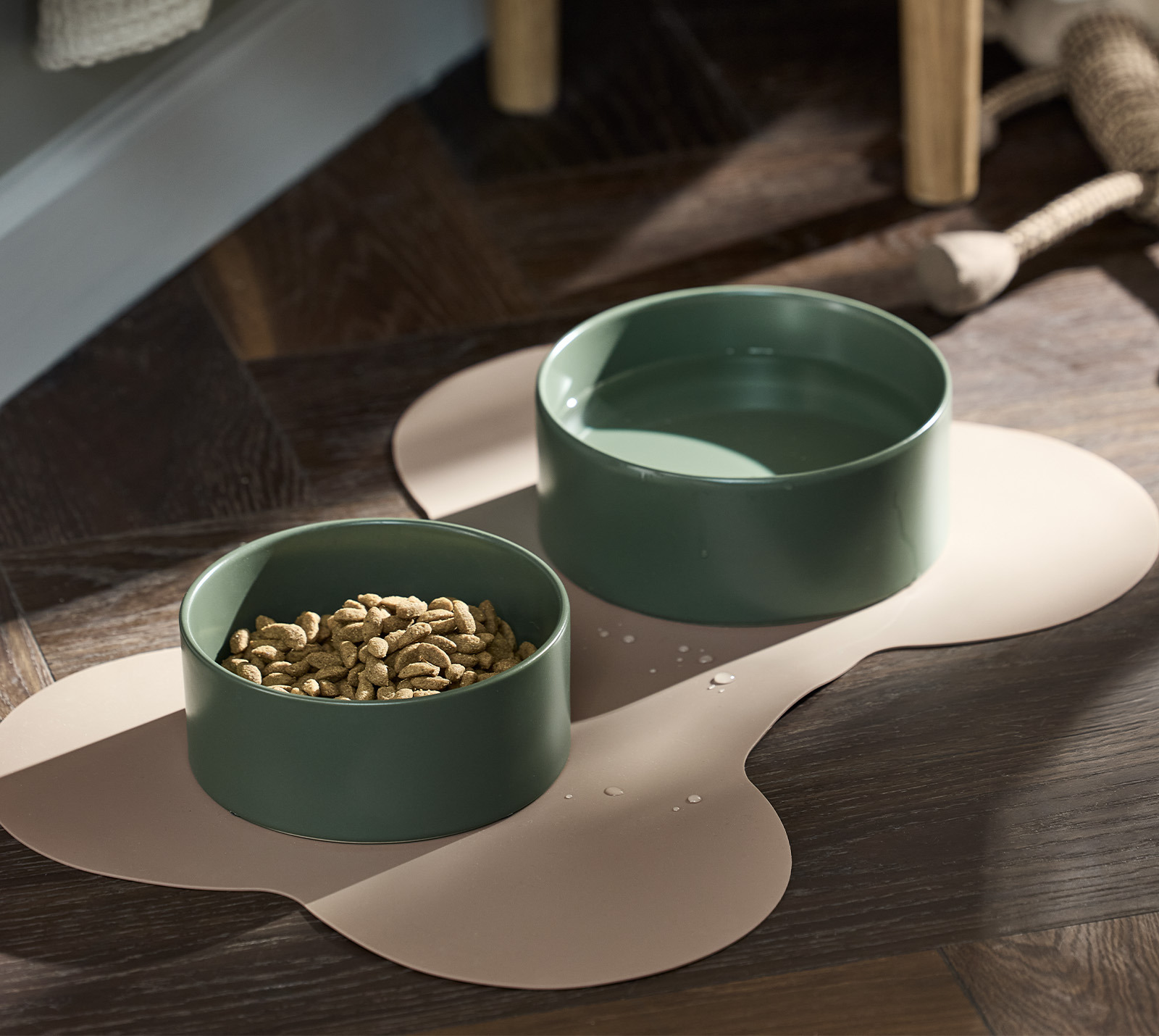 Gamelles en faïes pour nourriture et eau pour chiens, de couleur vert poussiérieux