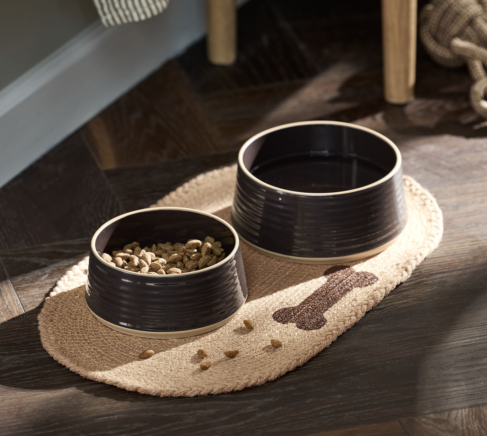 Gamelles en faïence pour nourriture et eau pour chiens, de couleur brun foncé