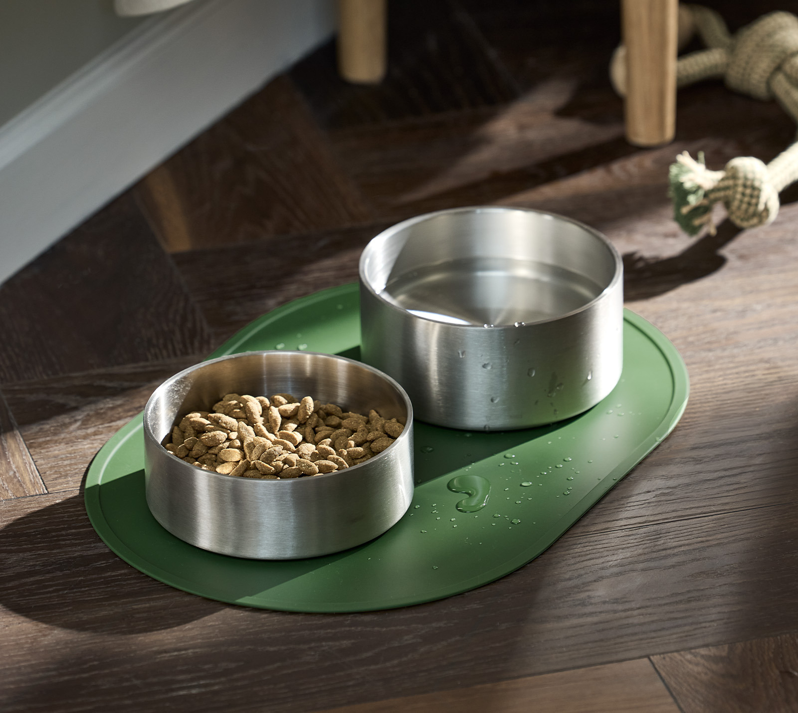 Gamelles pour nourriture et eau en acier inoxydable pour chiens, finition chromée. 