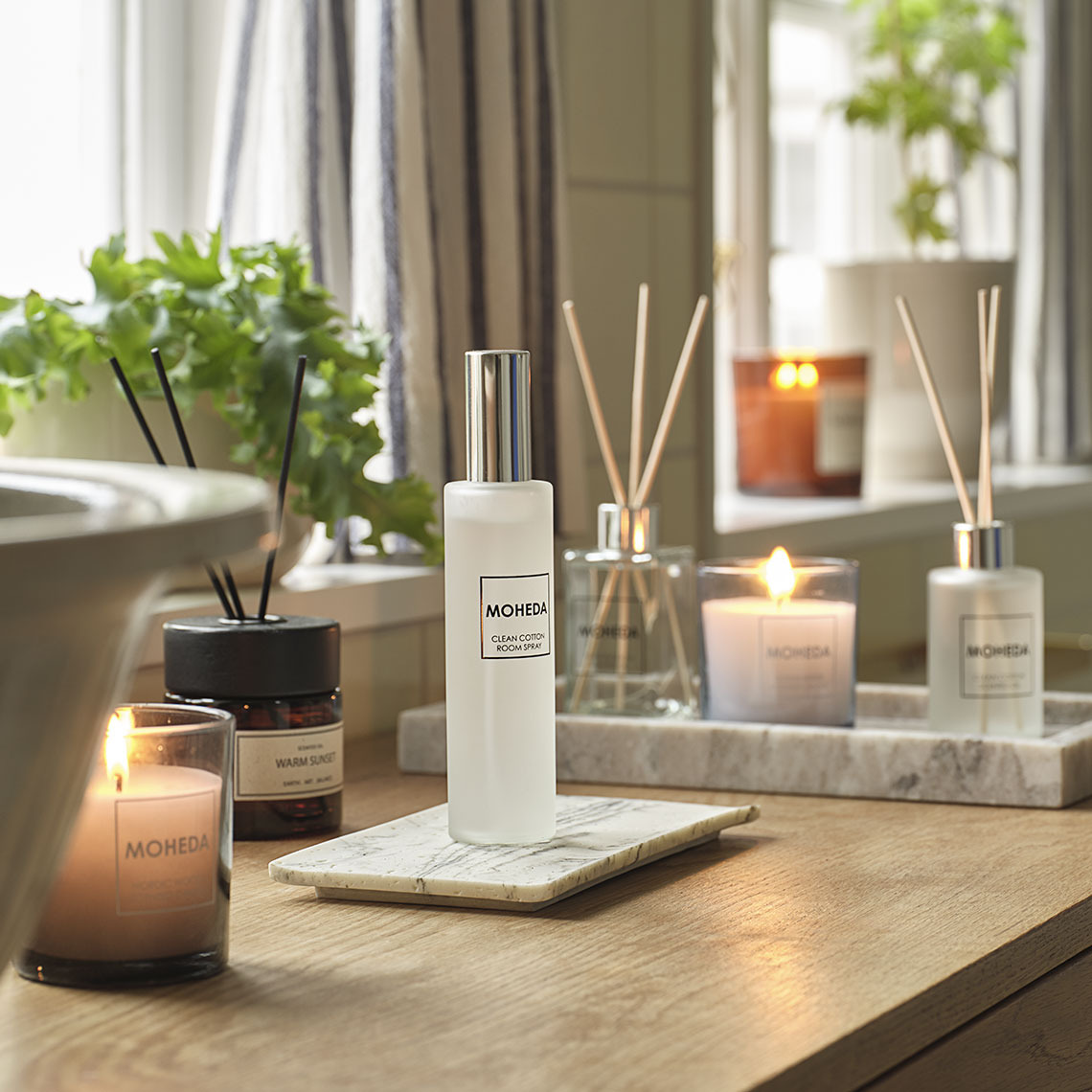 Cuisine avec bougie parfumée, vaporisateur d'ambiance et diffuseurs à bâtonnets  