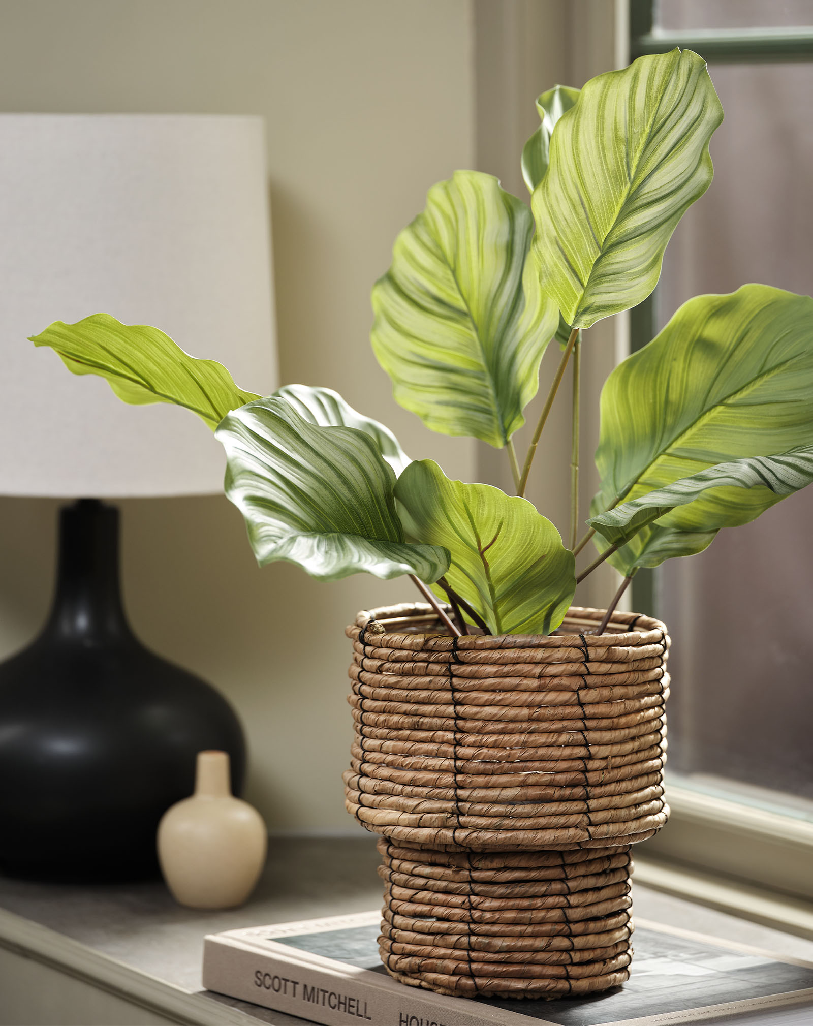 ROLF kunstplant die op een calathea lijkt Kunstplant in de vorm van een calathea in een gevlochten plantenpot