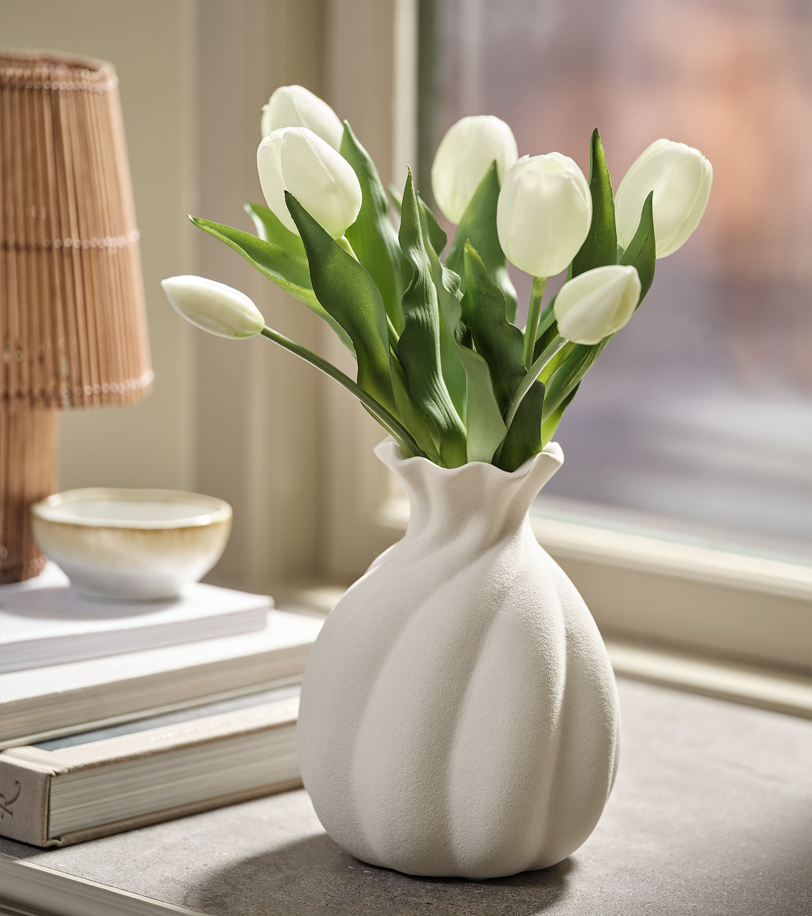 MIKKI boeket met kunstbloemen die op tulpen lijken Boeket van kunstbloemen in de vorm van witte tulpen met groene bladeren in een witte vaas