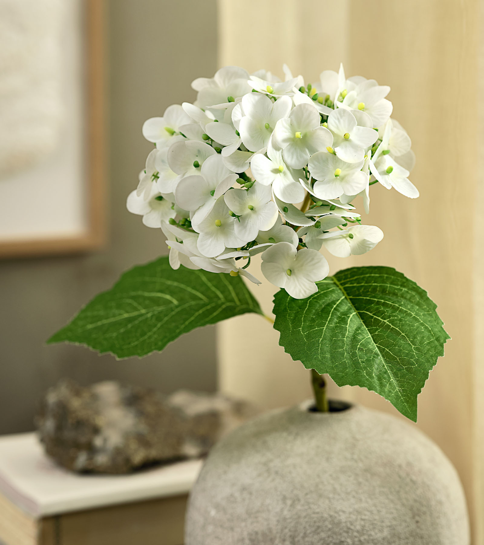 HUBERT kunstbloem die op een hortensia lijkt Kunstbloem in de vorm van een witte hortensia met groene bladeren in een rustieke vaas