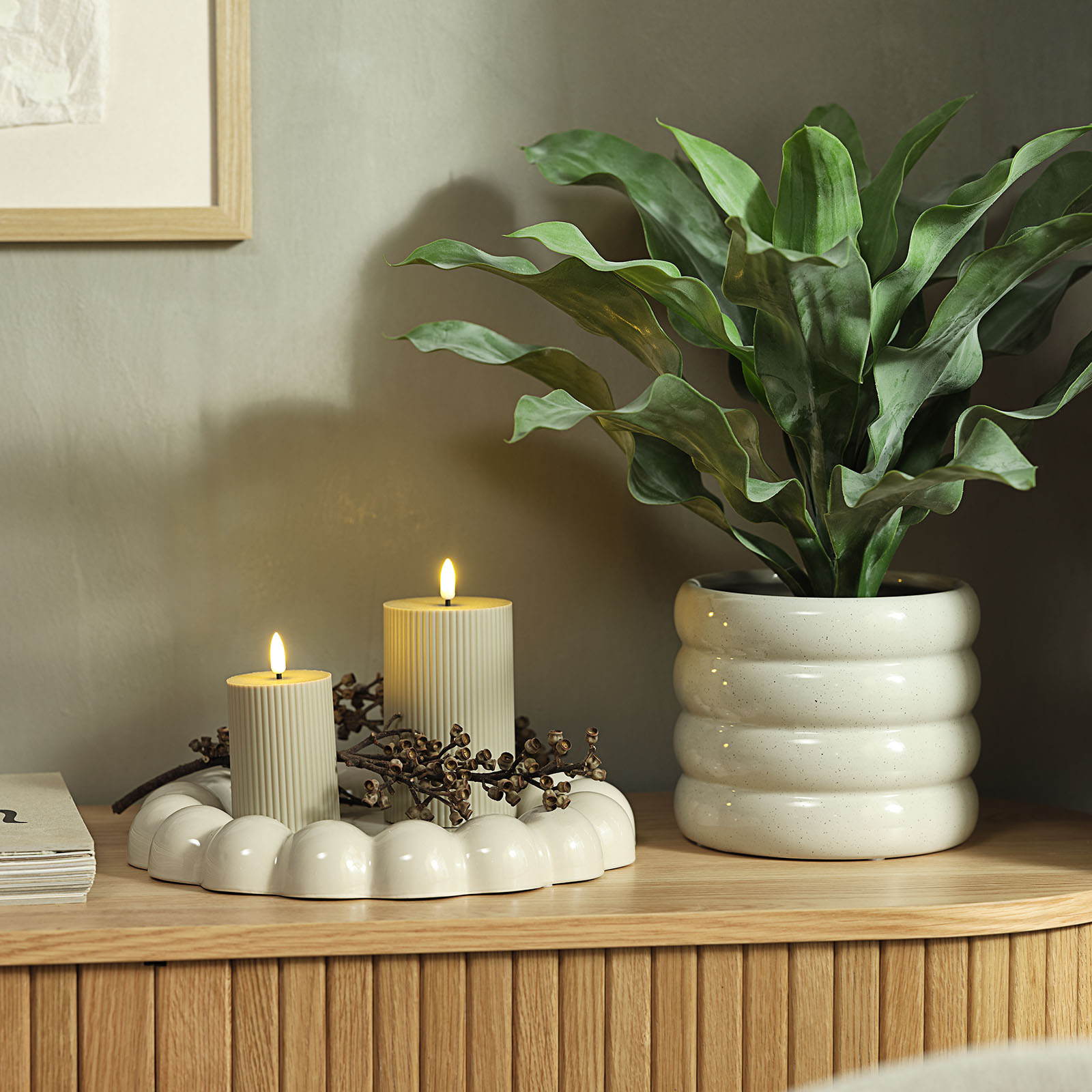 GREGOR decoratief dienblad in warm wit Twee brandende kaarsen in warm witte decoratieve keramisch dienblad met bubbelachtige randen en warm witte bloempot