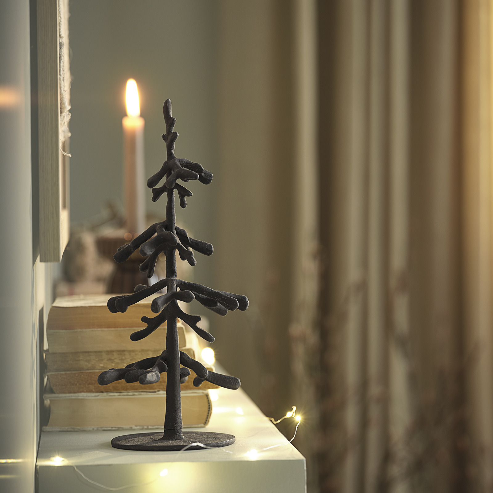 Sapin de Noël MUSIKK Décoration en forme de sapin sur une étagère
