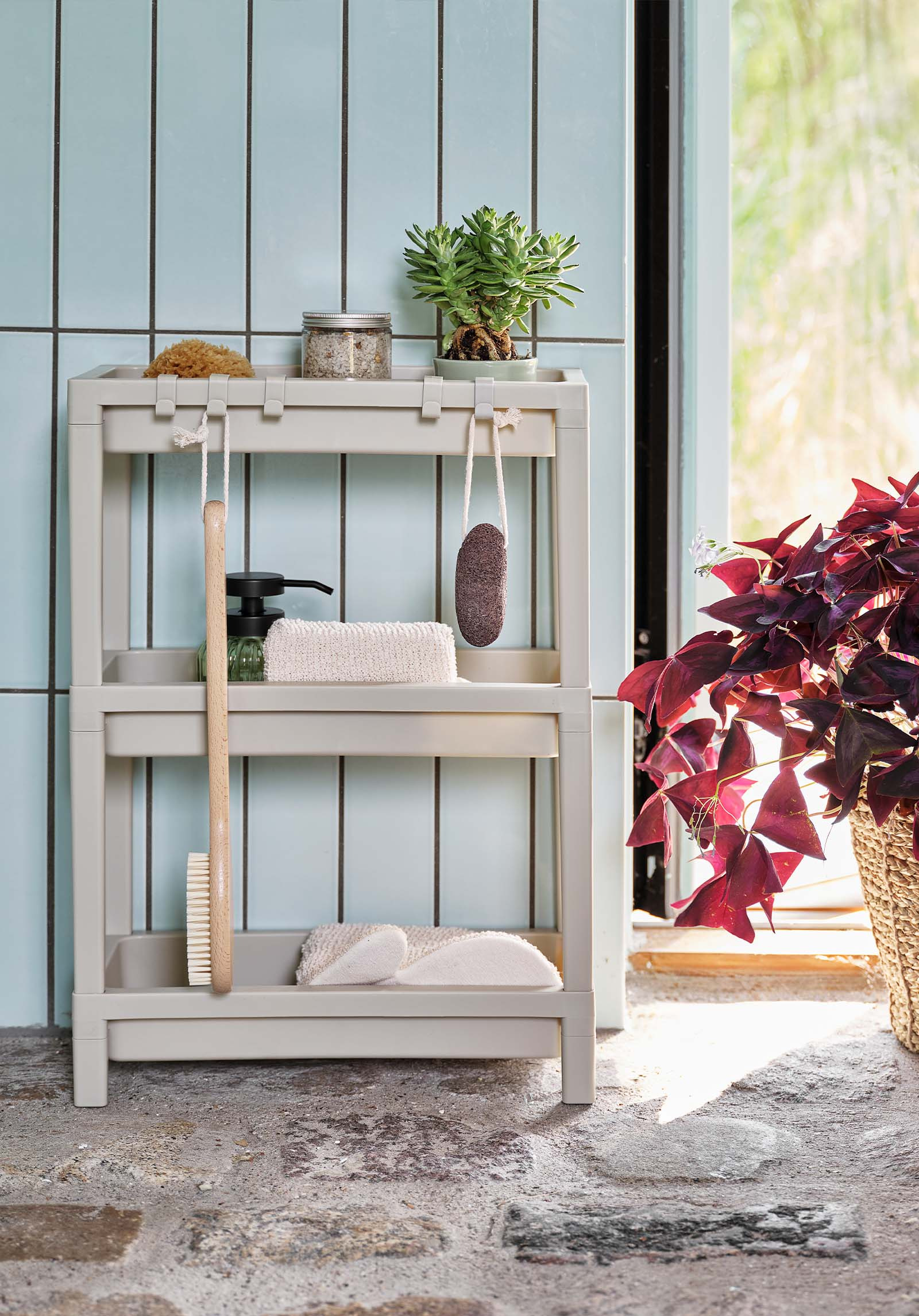Etagère de salle de bain KAREBY beige Etagère de salle de bain beige en plastique avec des produits de salle de bain