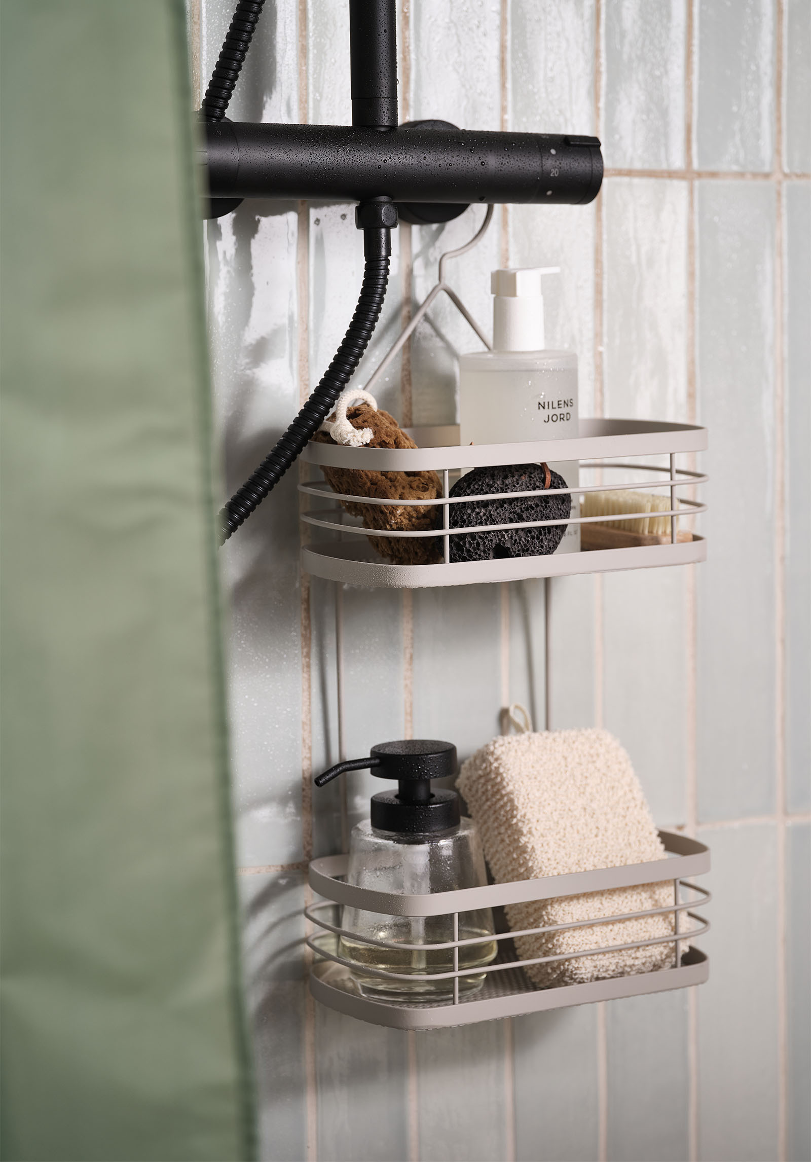 Etagère double de douche MOHED Etagère de douche beige avec deux tablettes dans une douche