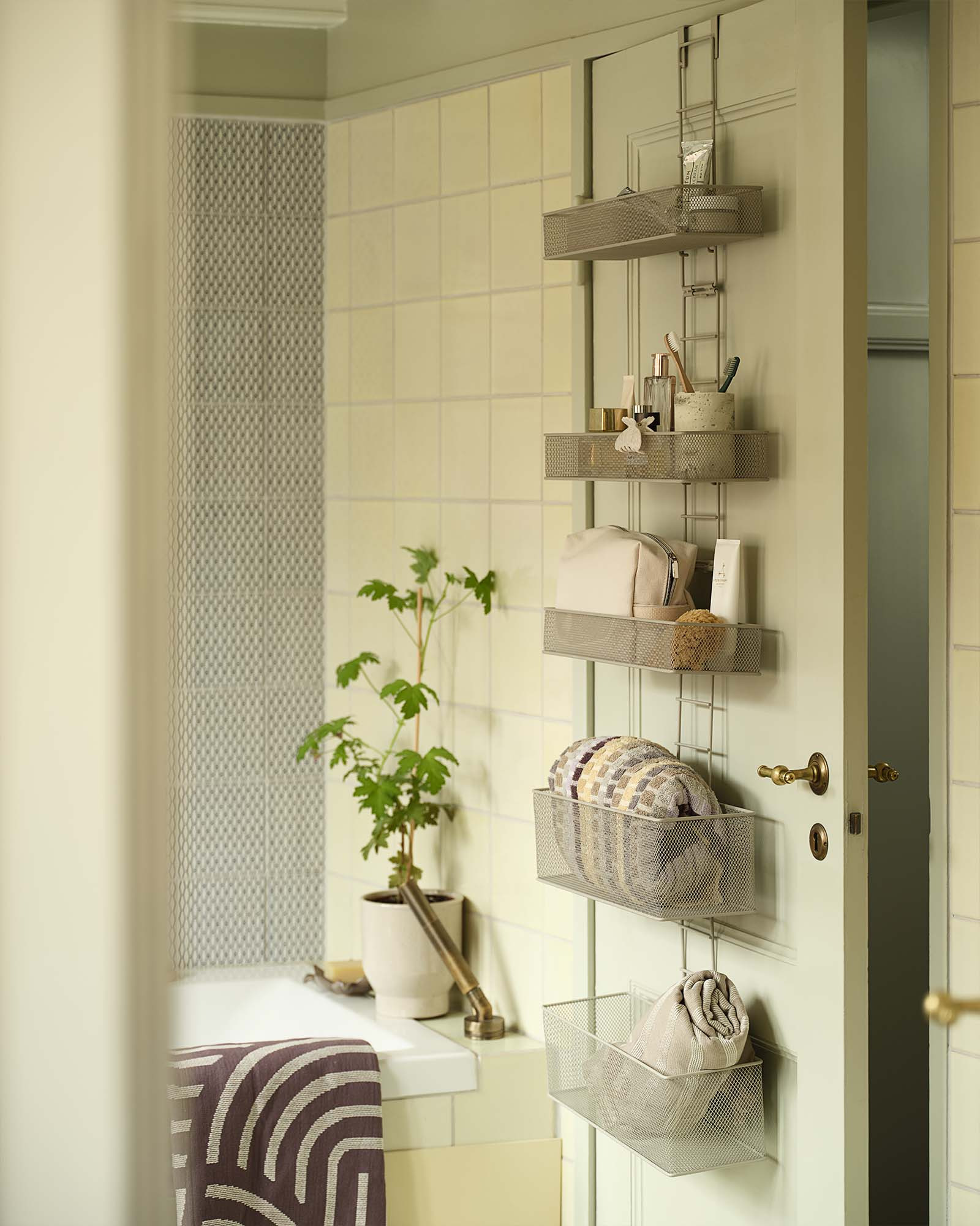 Rangement suspendu de salle de bain HULT Petit rangement de salle de bain avec plusieurs étagères accroché sur une porte
