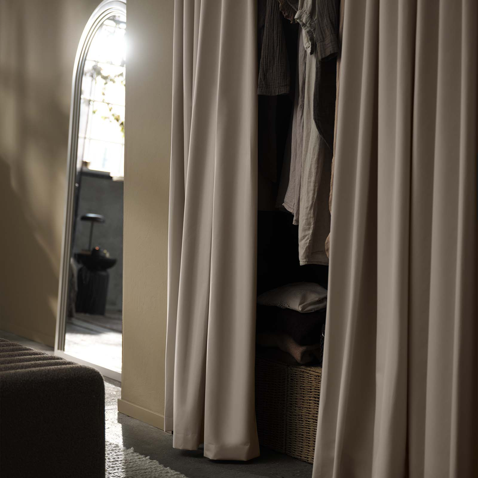 Beige verduisteringsgordijn gebruikt als decoratieve fronten voor de kledingkast in de slaapkamer