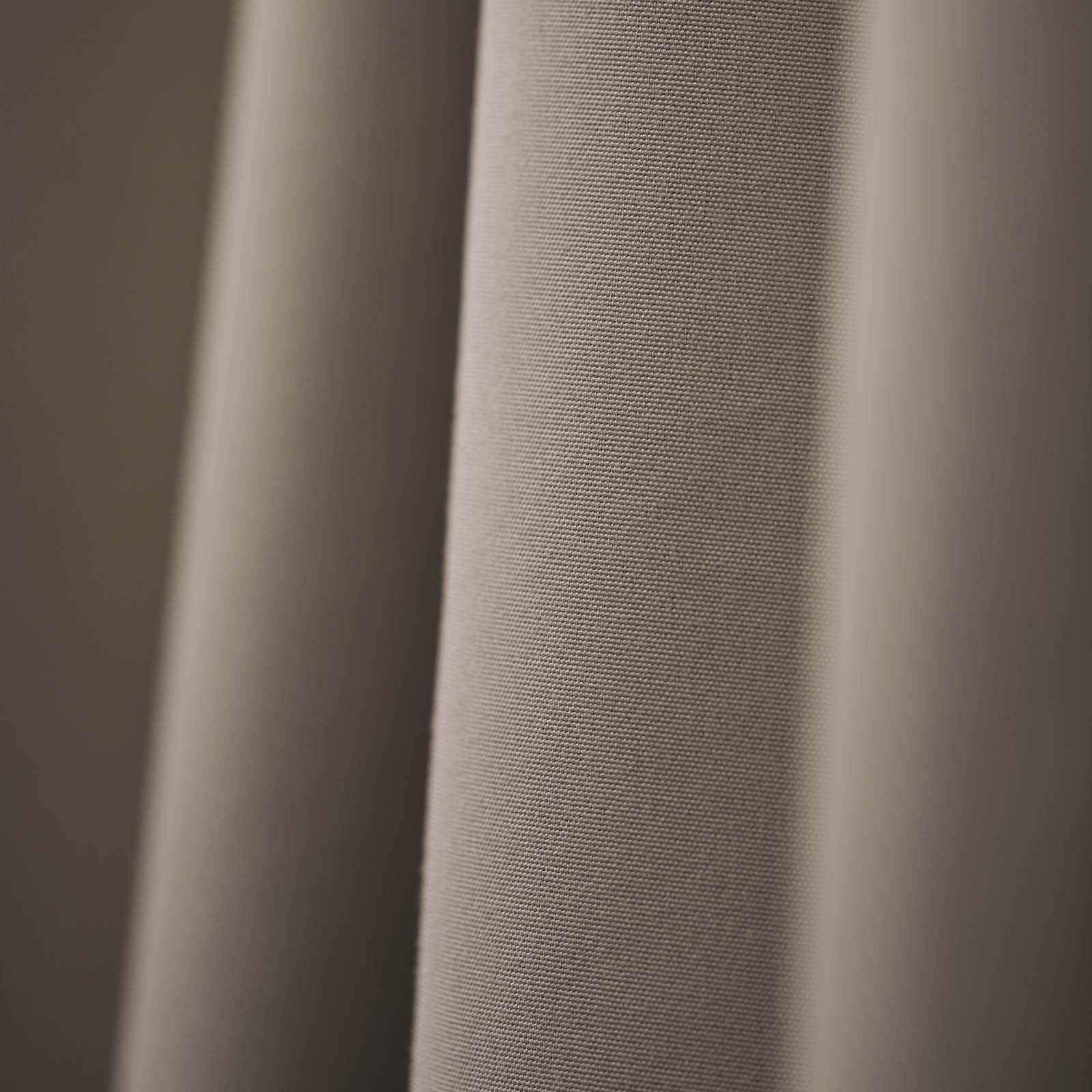 Close-up van een stijlvol, beige verduisterend gordijn