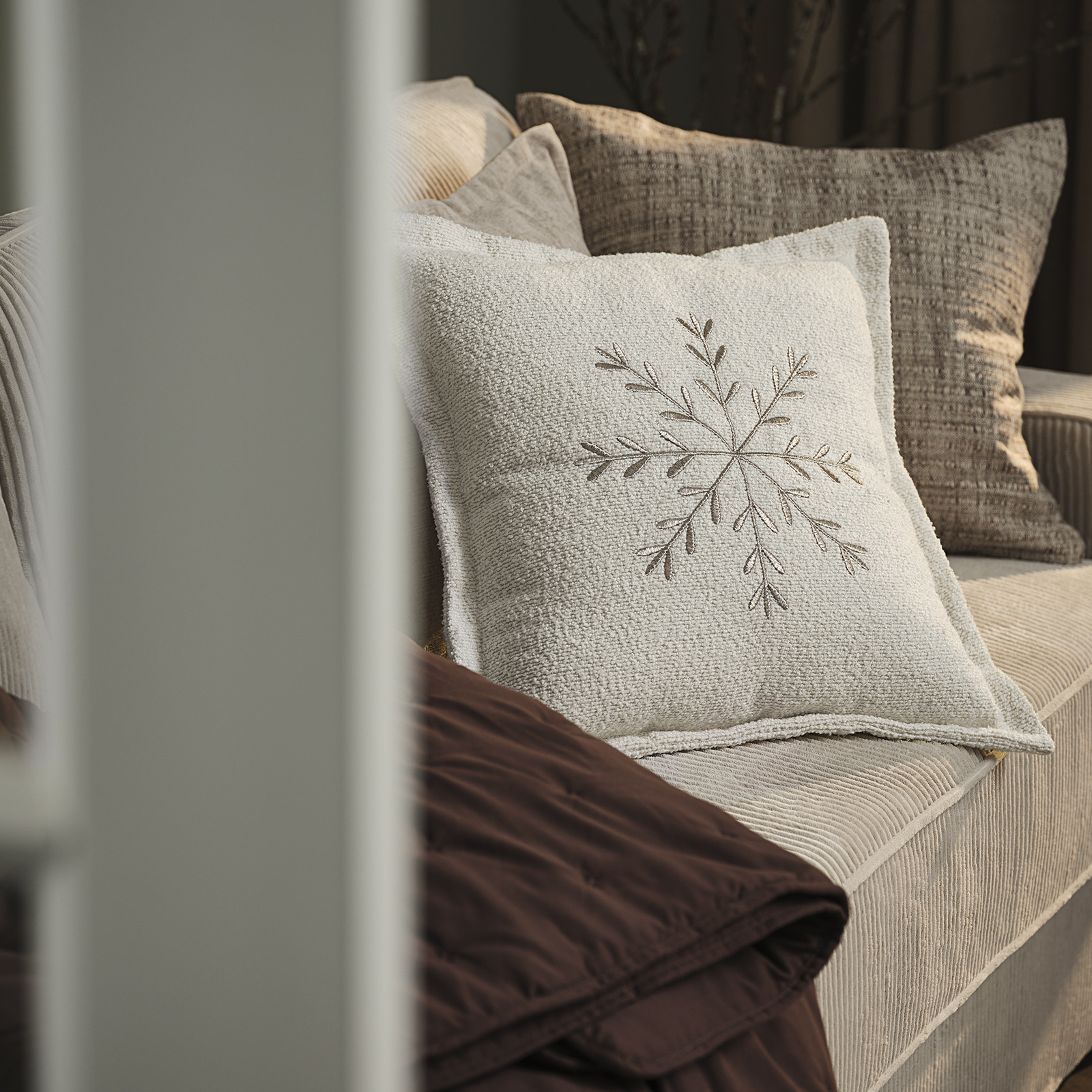 Coussin SANDSTEN avec flocon brodé Coussin de Noël avec flocon brodé