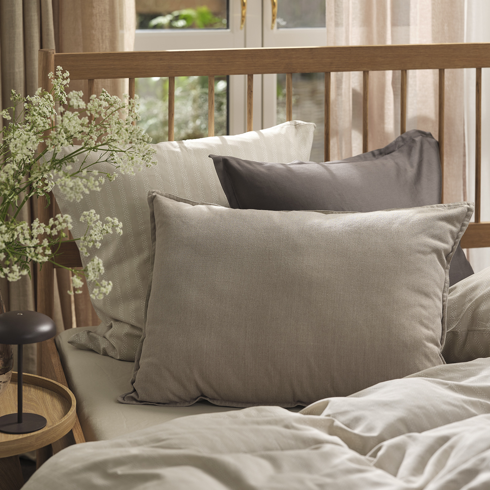 Bed met rugkussens