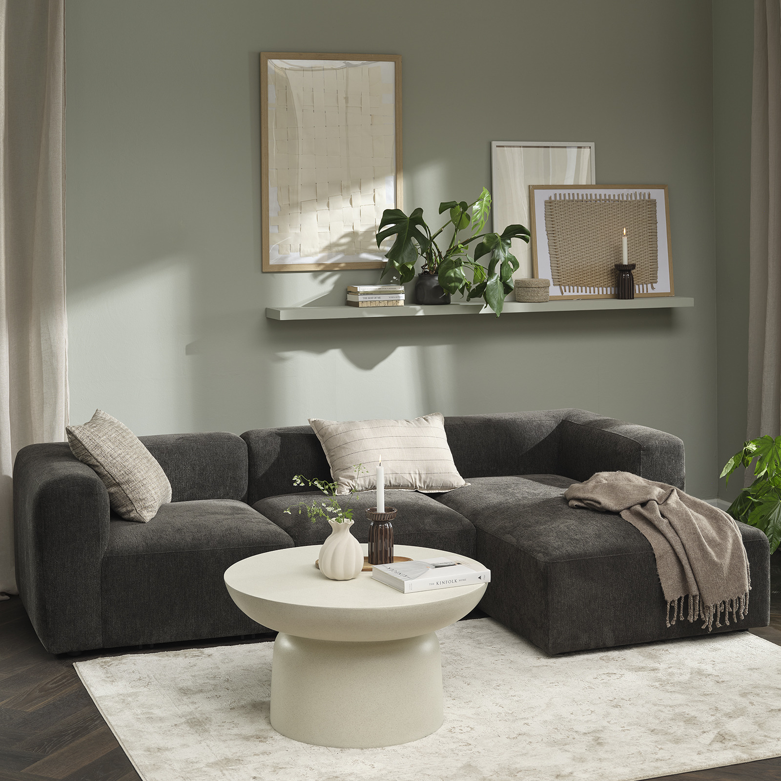 Canapé modulable et table basse dans un salon