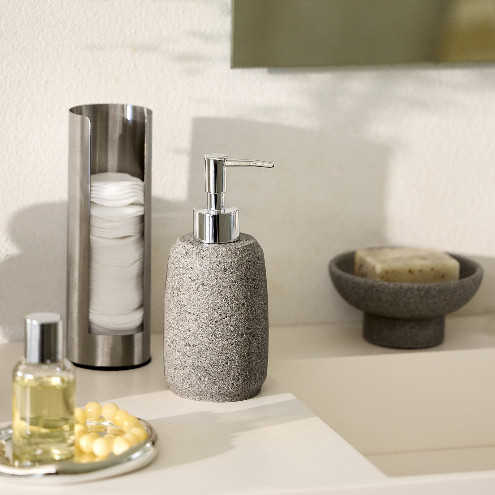 Distributeur de savon, vide-poche et porte-disques en coton près du lavabo