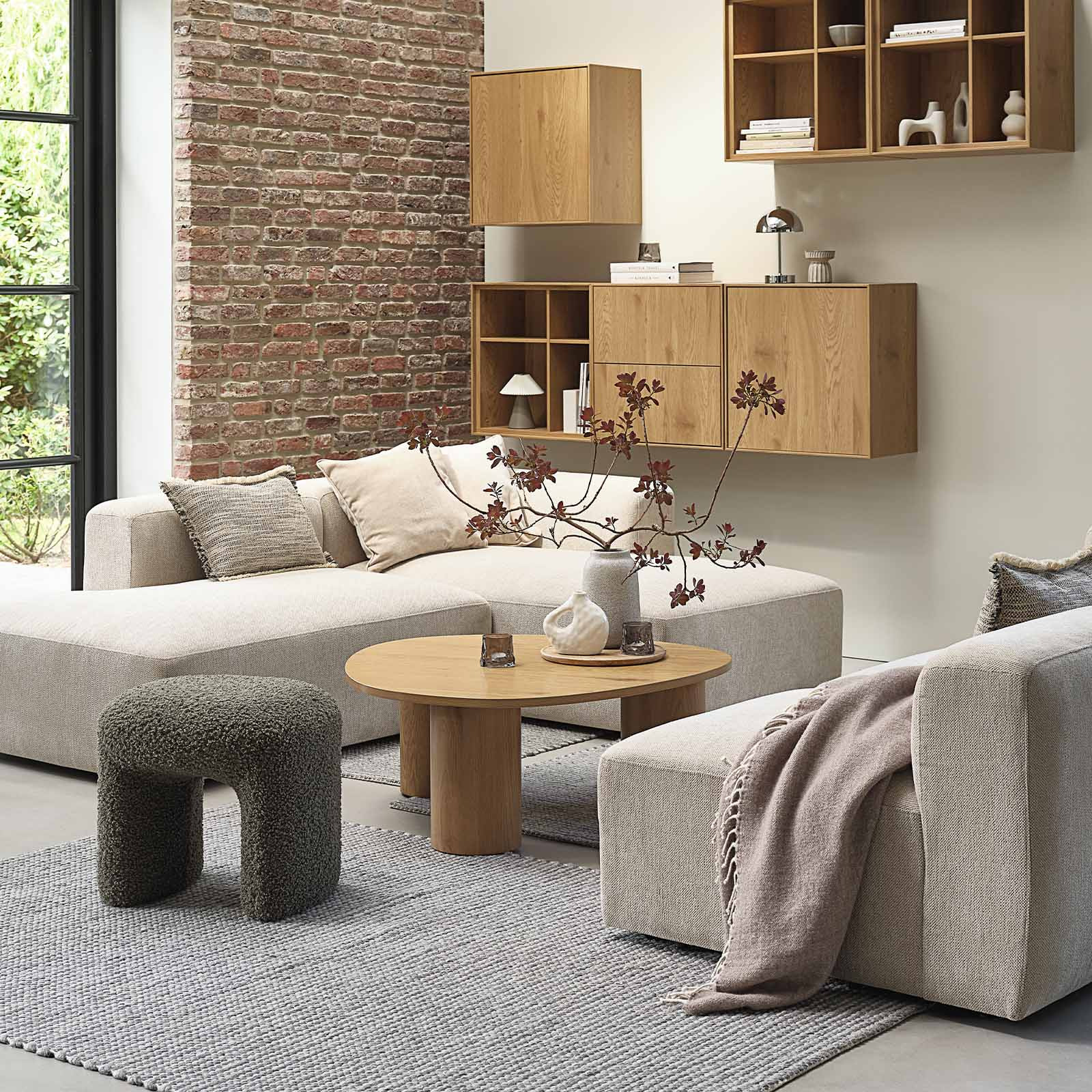 Canapé d’angle modulable beige avec extrémités ouvertes dans un salon