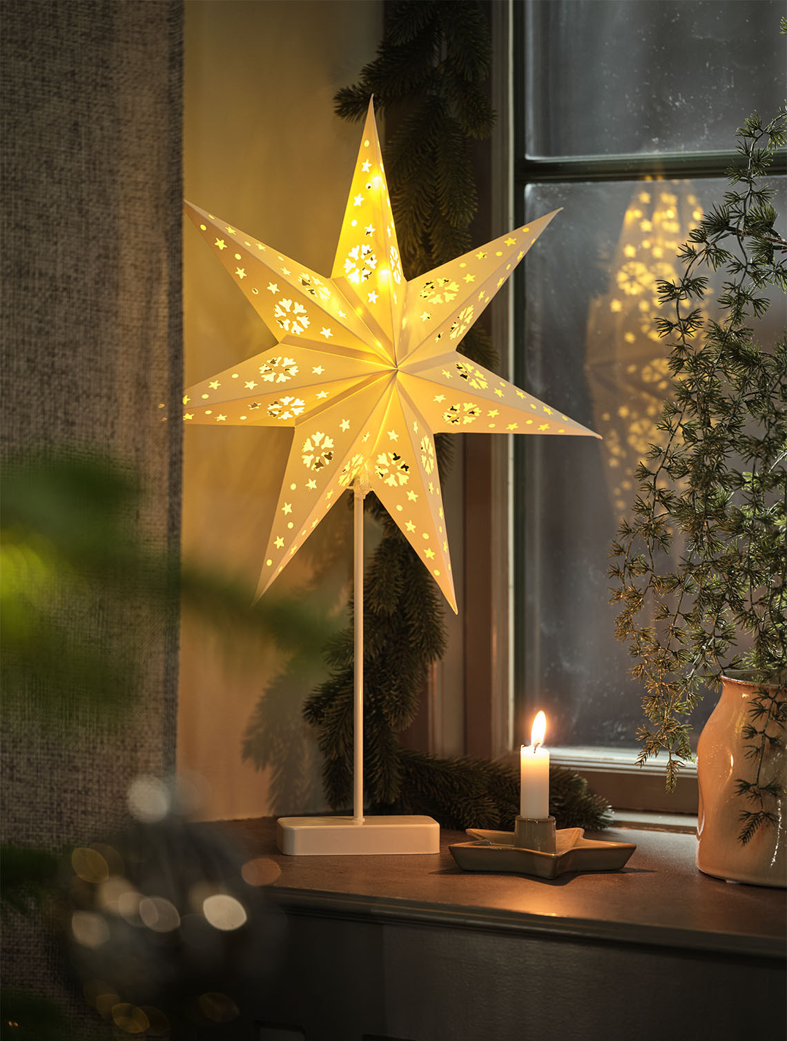 UNAKIT stervormige verlichting met ingebouwde timer Stervormige verlichting die een raam in een woning verlicht