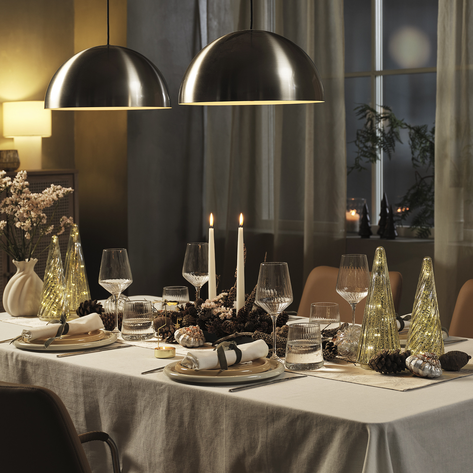 Vases fleuris et décorations de Noël sur une table de fête dressée
