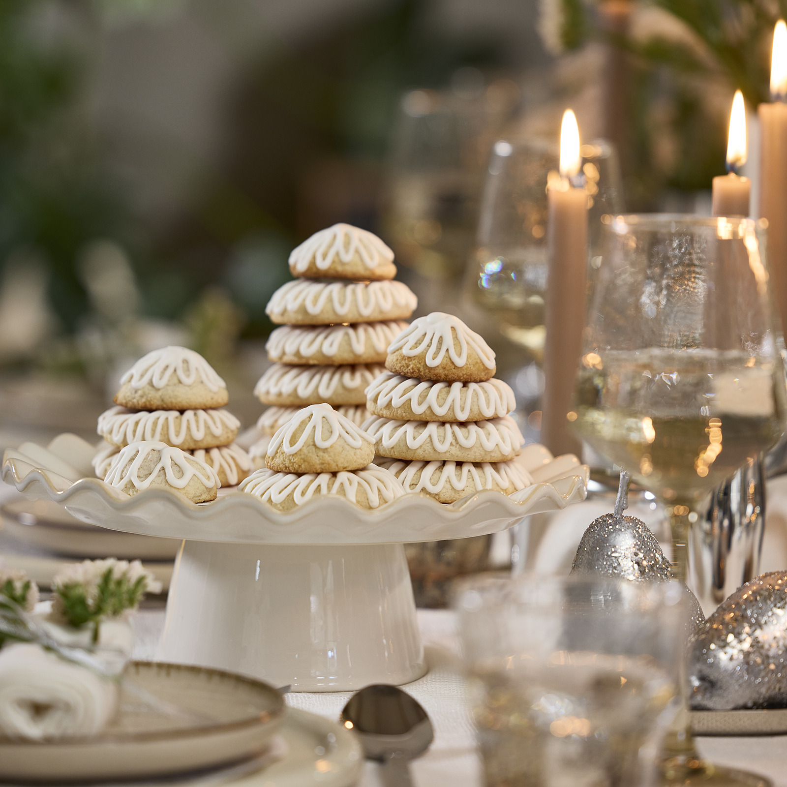 Eettafel met marsepeinen ringtaartjes in de vorm van kerstbomen