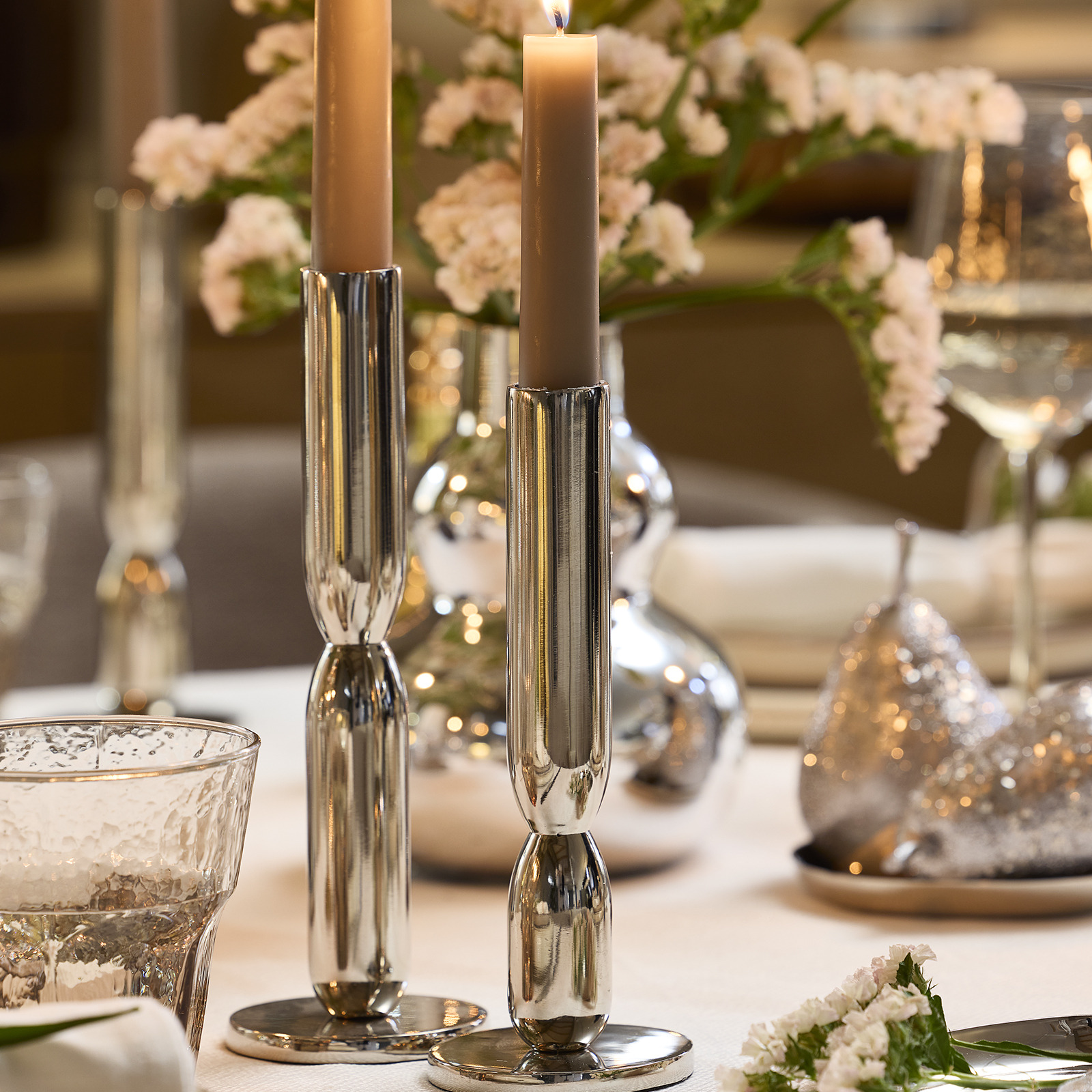 Eettafel met twee zilverkleurige kandelaars