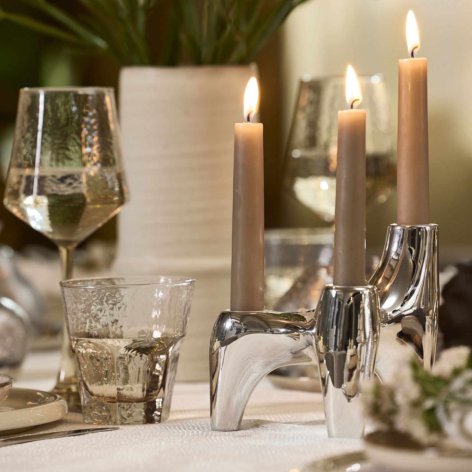 Eettafel met een zilverkleurige kandelaar