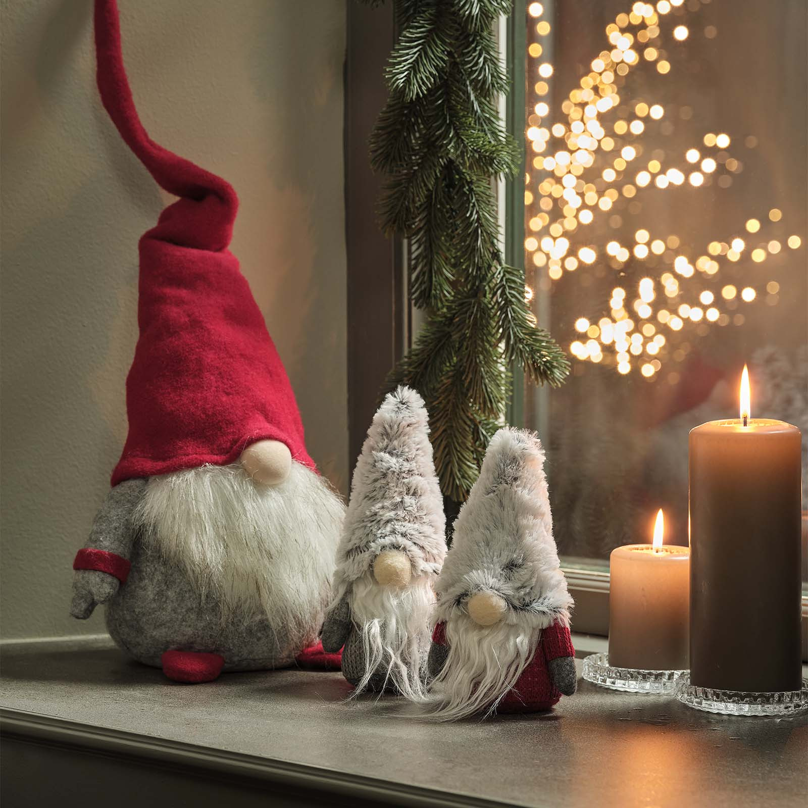 Les lutins de Noël HERMOD et BROKK ont un petit nez rond adorable et une grande barbe blanche. Lutins de Noël scandinaves avec un petit nez rond, une barbe blanche et un bonnet rouge ou gris.