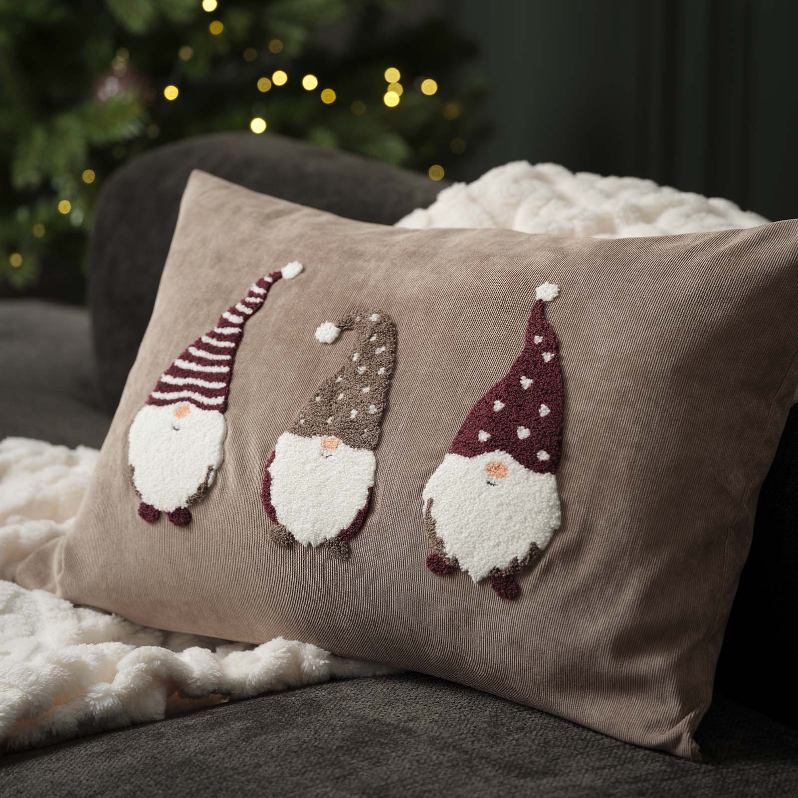 Housse de coussin VILJE avec des lutins de Noël Housse de coussin couleur sable brodée de lutins de Noël avec des bonnets et de longues barbes