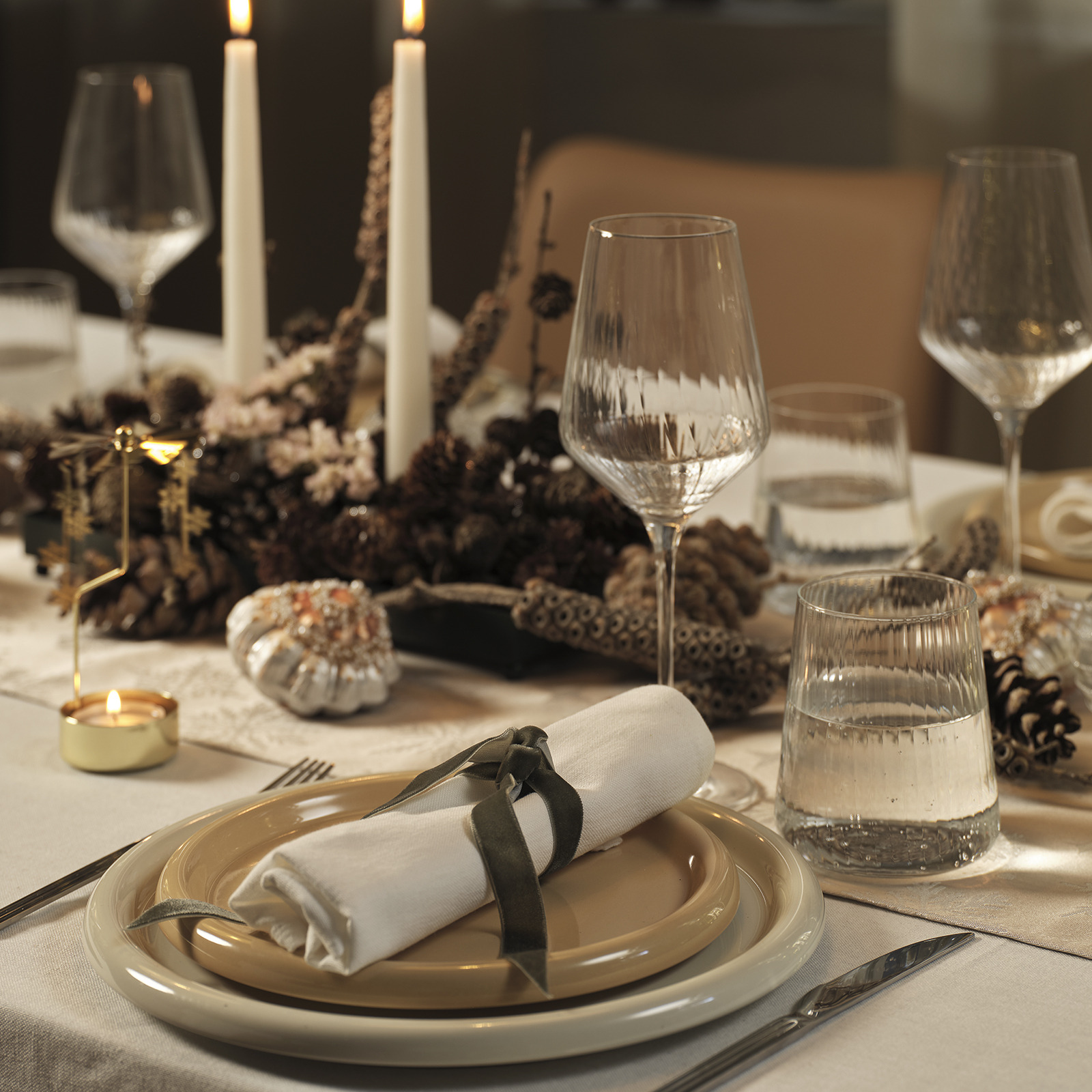 Table à manger ornée d’un chemin de table de Noël à motifs flocons de neige.