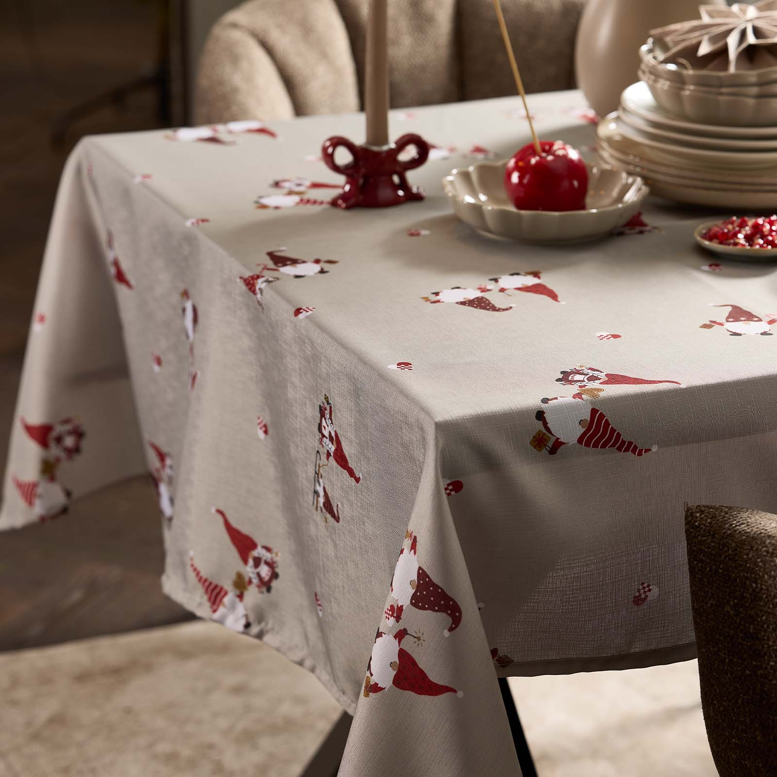 Nappe TRILOBIT avec des lutins de Noël Nappe de Noël couleur sable ornée de lutins et de cœurs de Noël tressés