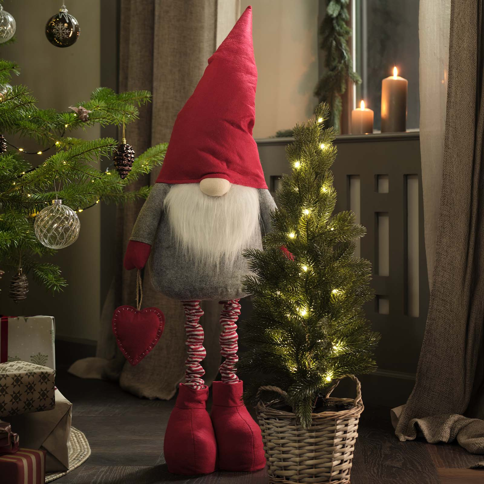 Les jambes du lutin de Noël BRONSIT sont réglables en longueur. Grand lutin de Noël aux jambes réglables