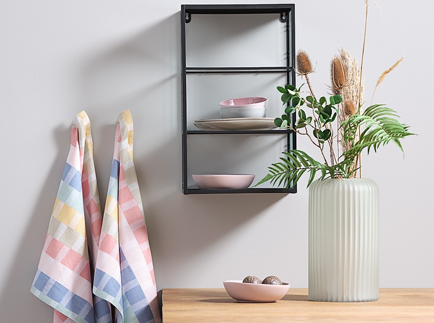 Kitchen wall with ROAR hanging shelf, KAMELIA tea towels and SIVERT vase with DAGFINN artificial flowers on the counter Kitchen wall with hanging shelf, tea towels and vase with artificial flowers on the counter