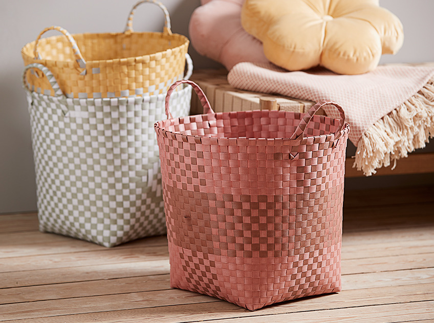 Baskets in brown, yellow and grey 