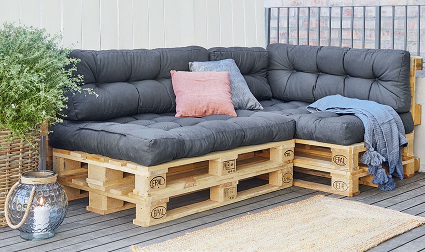 Pallet sofa with SKJERPE pallet cushions Pallet sofa with cushions and throw on a patio