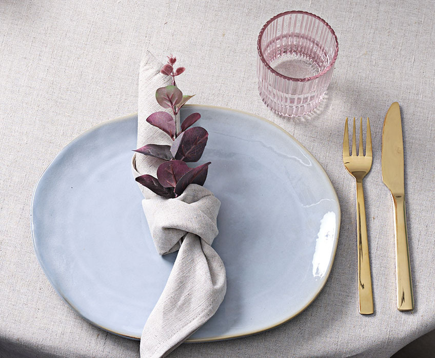 TONE bord, HARSYRA stoffen servet en MIKAEL goud bestek Decoratieve tafelsetting met bord, linnen servet, glas en mes en vork