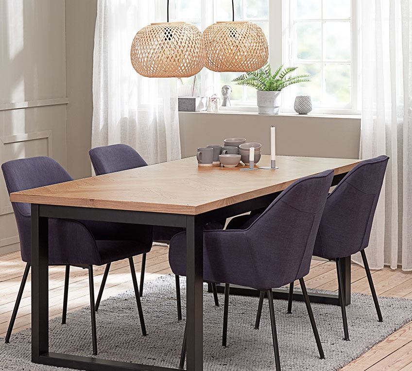Comfortabele en robuuste HADRUP eetkamerstoelen aan de AGERSKOV eettafel 4 eetkamerstoelen met armleuningen aan een eettafel