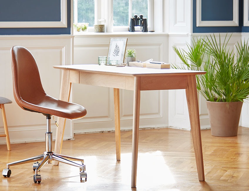 Eikenhouten bureau en leren bureaustoel in een stijlvolle kamer 