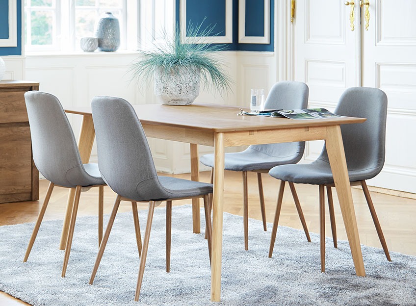 Eikenhouten eettafel en grijze eetstoelen in een stijlvolle eetkamer