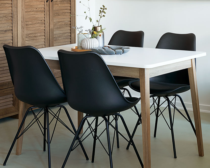 KLARUP eetkamerstoelen aan de GAMMELGAB eettafel Zwarte eetkamerstoelen aan een eettafel