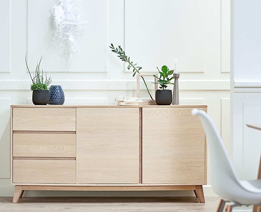 Eikenhouten dressoir met drie laden en twee deuren in een eetkamer