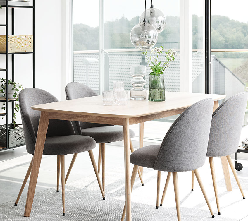 Comfortabele eetkamerstoelen aan een eettafel 