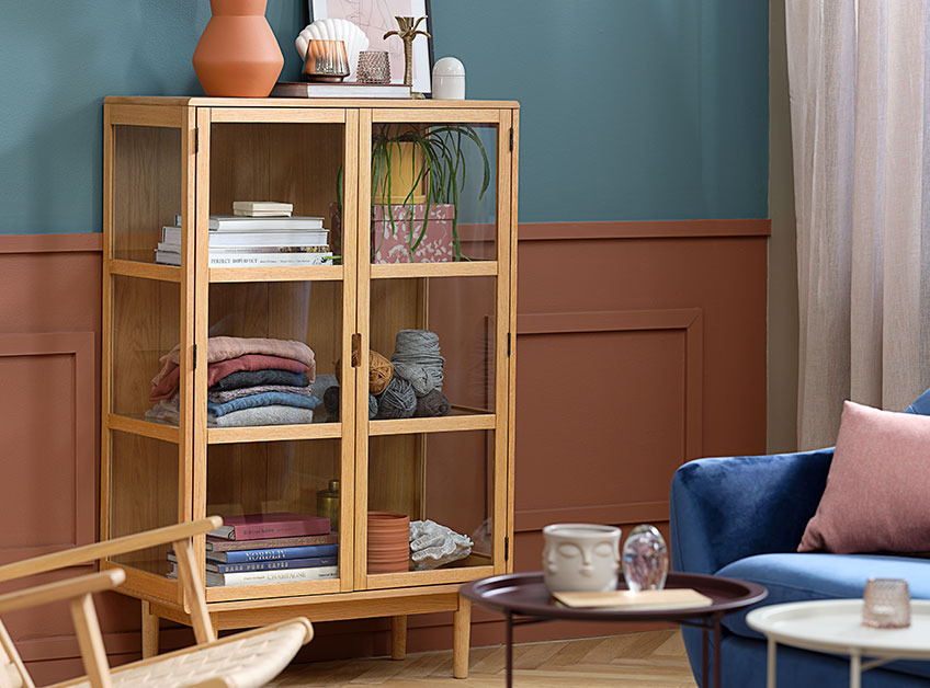 LANGELINJE vitrinekast gevuld met decoratie Eiken vitrinekast in een kleurrijke living